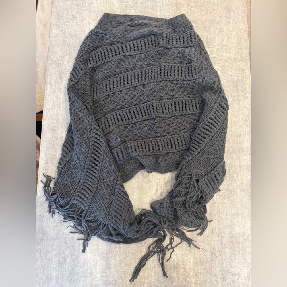 Justin & Taylor Gray Knit Fringe Poncho – One Size Fits Most